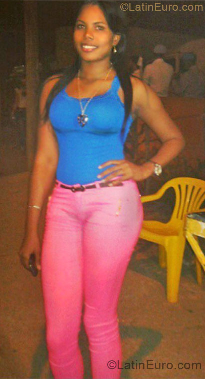 Date this stunning Dominican Republic girl Glenis from Santiago DO11109