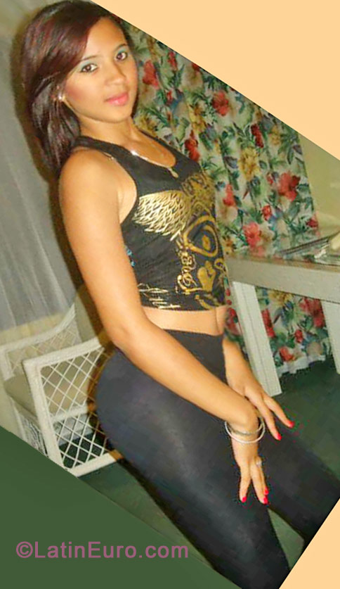 Date this stunning Dominican Republic girl Yuliana from Santo Domingo DO11303