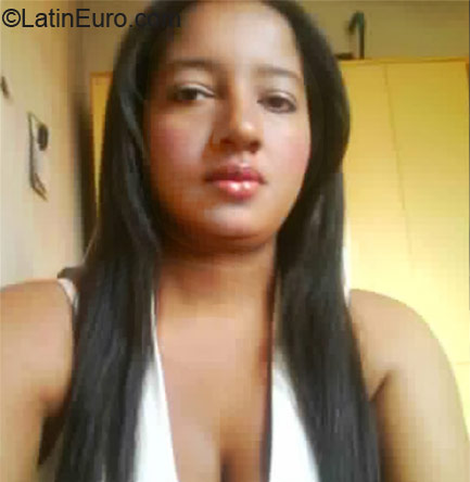 Date this attractive Brazil girl Flavia from Araraquara BR6971