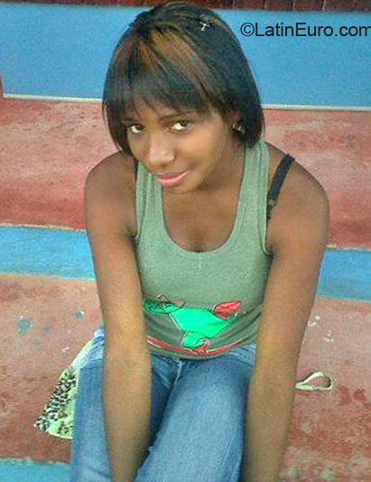Date this funny Dominican Republic girl Yovi from Higuey DO23016