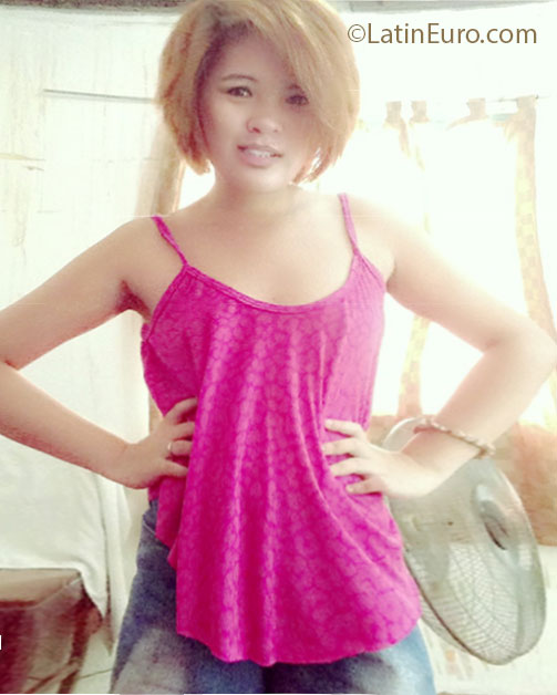 Date this good-looking Philippines girl April from Manila PH527