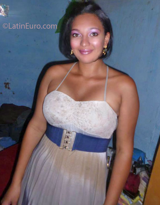 Date this nice looking Brazil girl Ana Paula from Goiania BR7444