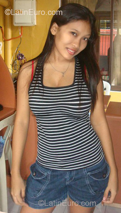 Date this passionate Philippines girl Zyrene from Manila PH555
