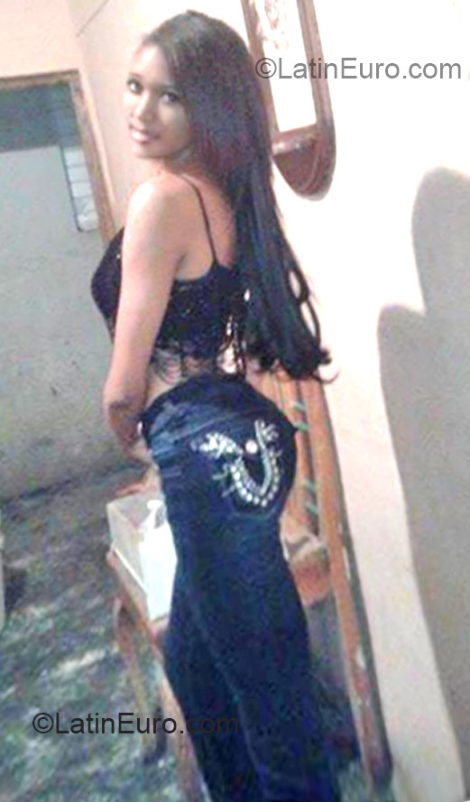 Date this sensual Dominican Republic girl Karina from Santo Domingo DO15185