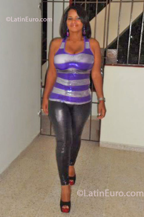 Date this nice looking Dominican Republic girl INGRIS MARIA from Santo Domingo DO16108