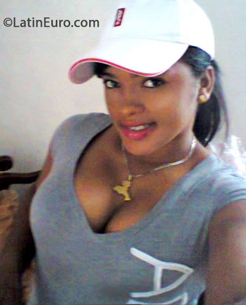 Date this good-looking Dominican Republic girl Cheril from Santo Domingo DO16217