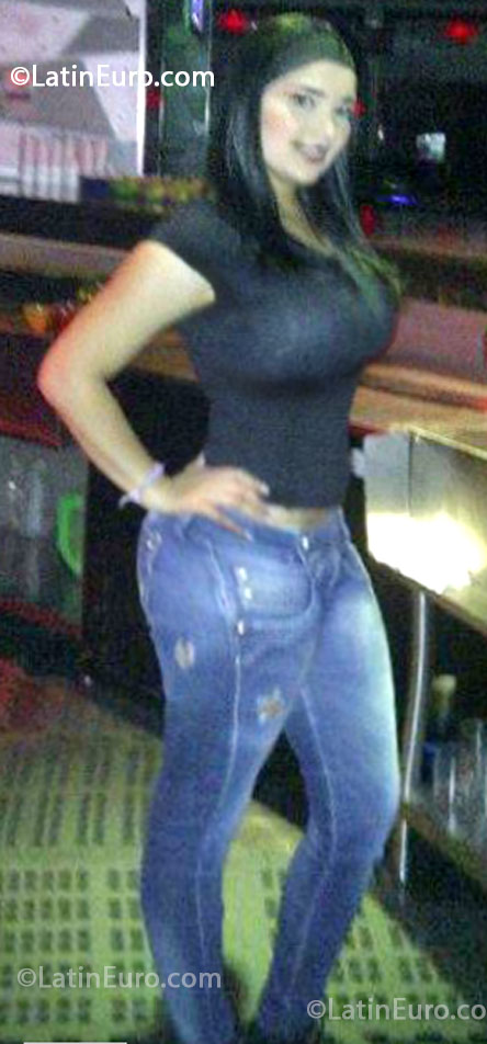 Date this nice looking Colombia girl Maria kmila from Medellin CO13407