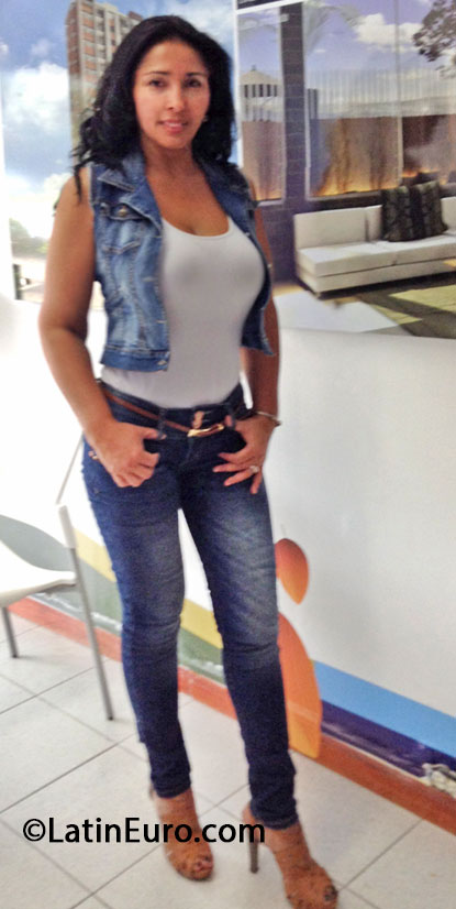 Date this young Colombia girl Deisy from Medellin CO13517