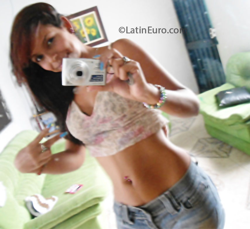 Date this cute Colombia girl Lina from Cali CO13771
