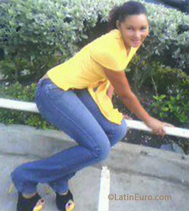 Date this nice looking Dominican Republic girl DAYLENI from Santo Domingo DO17226