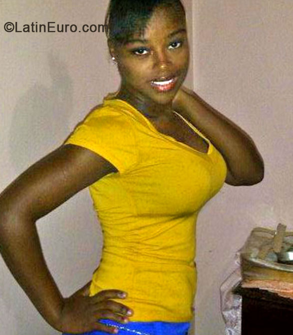 Date this happy Jamaica girl Chris from Manchester JM1377