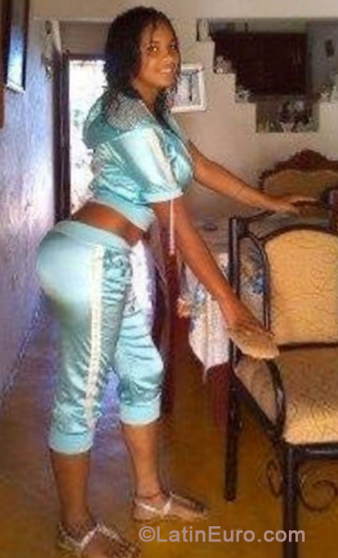 Date this gorgeous Dominican Republic girl Sarah from La Vega DO17750