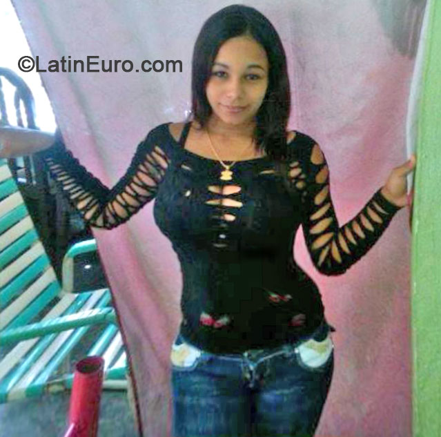 Date this stunning Dominican Republic girl Gleni from Santo Domingo DO17809