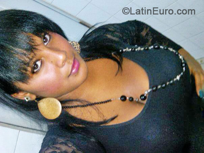 Date this stunning Dominican Republic girl Carolina collan from Santo Domingo DO17816
