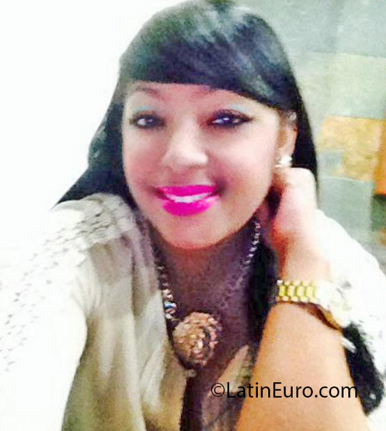 Date this nice looking Dominican Republic girl Rhina from Santo Domingo DO17953