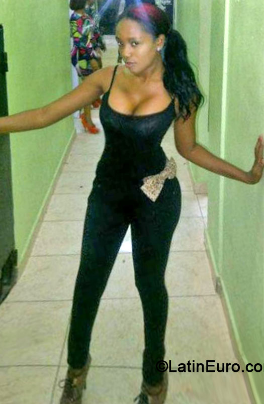 Date this good-looking Dominican Republic girl Bianni from Santo Domingo DO18002