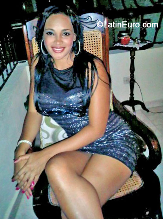 Date this foxy Dominican Republic girl Argelia from Santiago DO18026