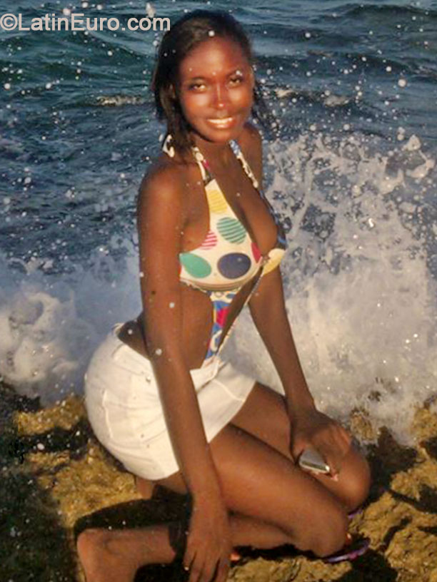 Date this lovely Jamaica girl Sydoni from Westmoreland JM1507