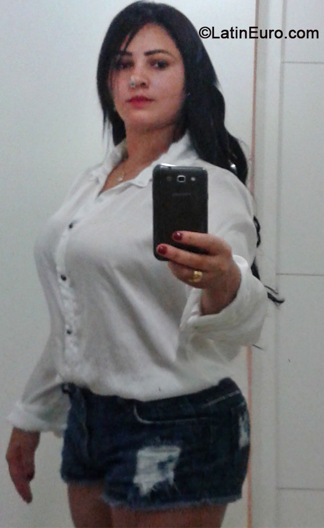 Date this nice looking Brazil girl Lidiane from Rio De Janeiro BR8694