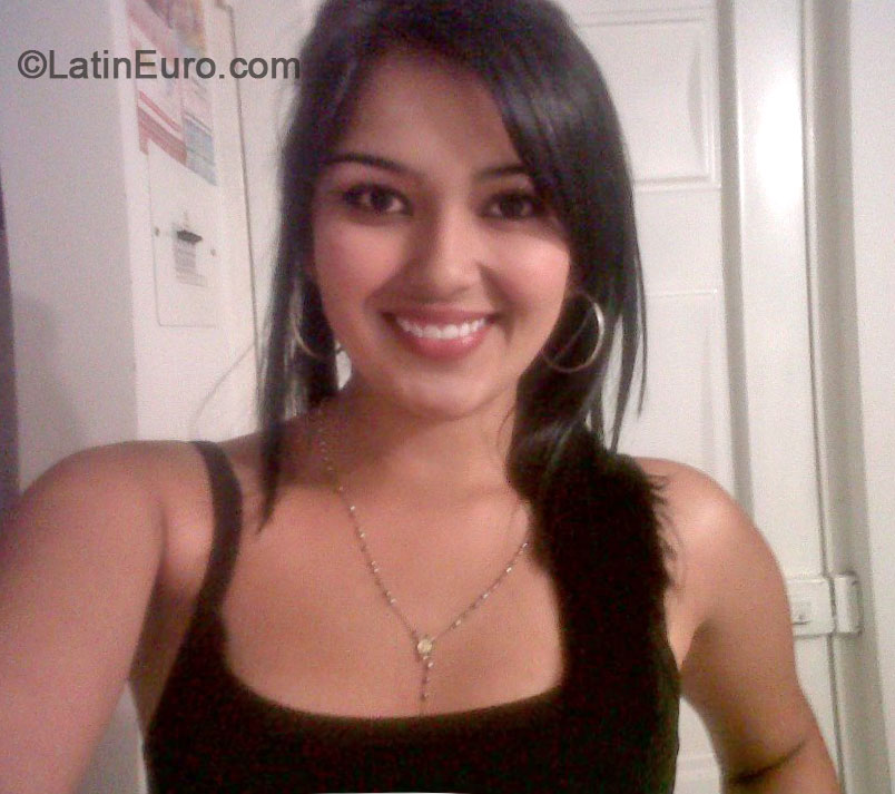 Date this happy Colombia girl Andrea from Bogota CO15017
