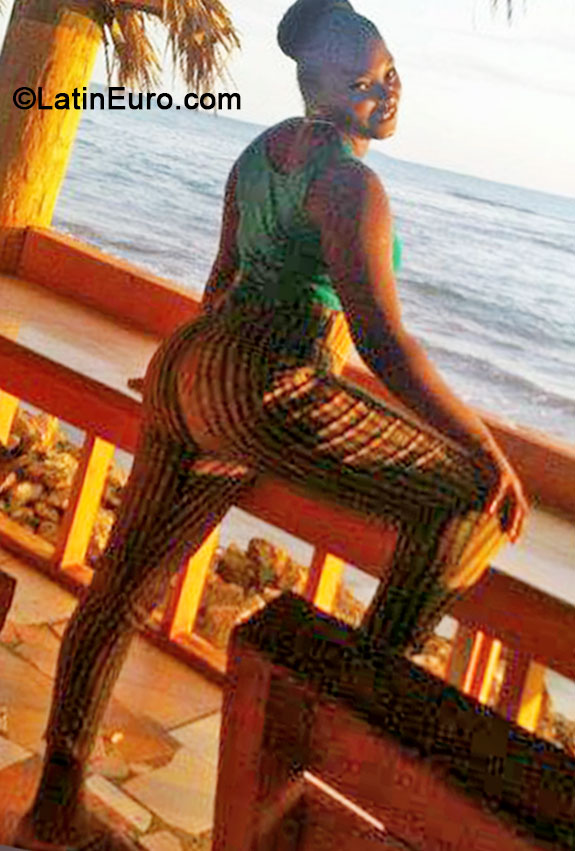 Date this nice looking Jamaica girl Korana from Portmore JM1707