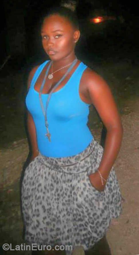 Date this foxy Jamaica girl Cheav from Kingston JM1696
