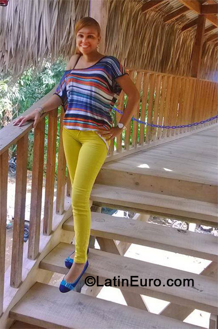 Date this good-looking Dominican Republic girl Cinthya from Santiago DO19126