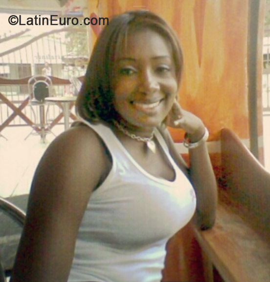 Date this happy Dominican Republic girl Laura from Santo Domingo DO19131