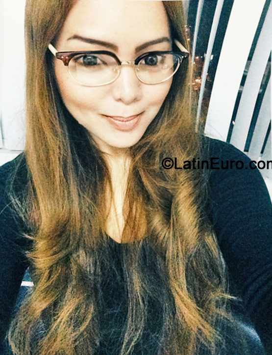 Date this funny Philippines girl Peachie from Manila PH651