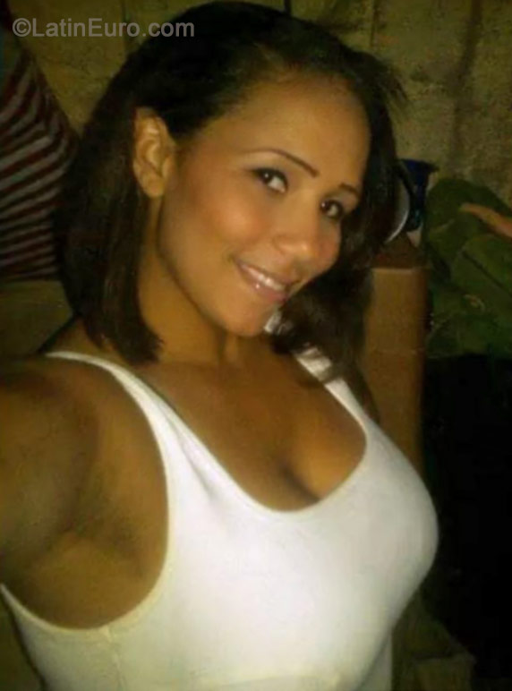 Date this good-looking Dominican Republic girl Adriana from Samana DO20037