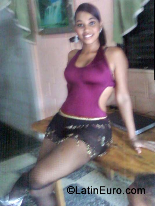 Date this nice looking Dominican Republic girl Estefany from Santo Domingo DO19526