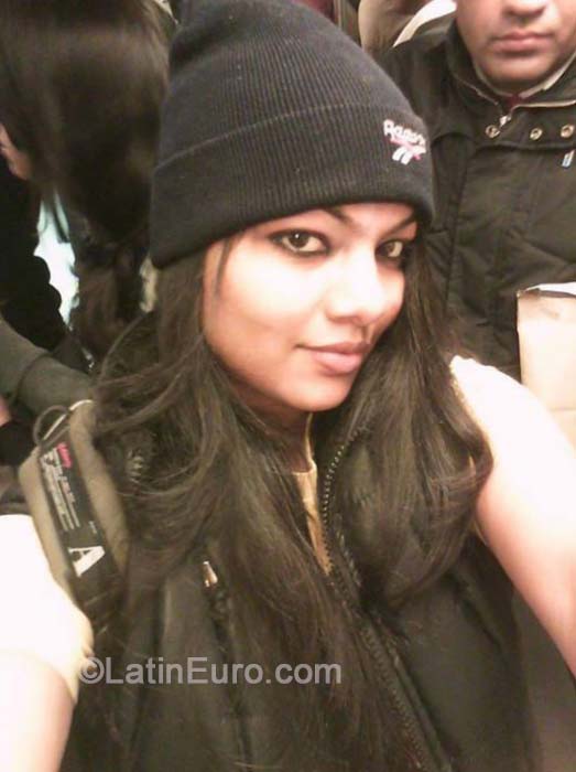 Date this nice looking India girl Priya from Pune IN257