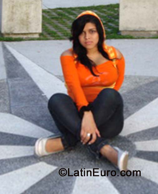 Date this athletic Colombia girl Angela from Cali CO15672