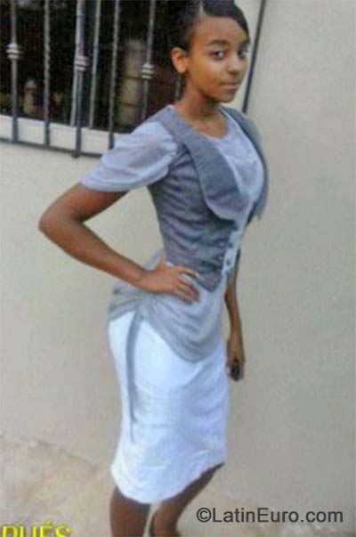 Date this stunning Dominican Republic girl Esthefanie from Santo Domingo DO19845