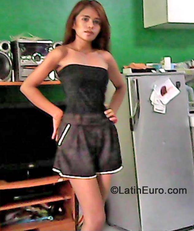 Date this sultry Philippines girl Lerhinia from Manila PH668