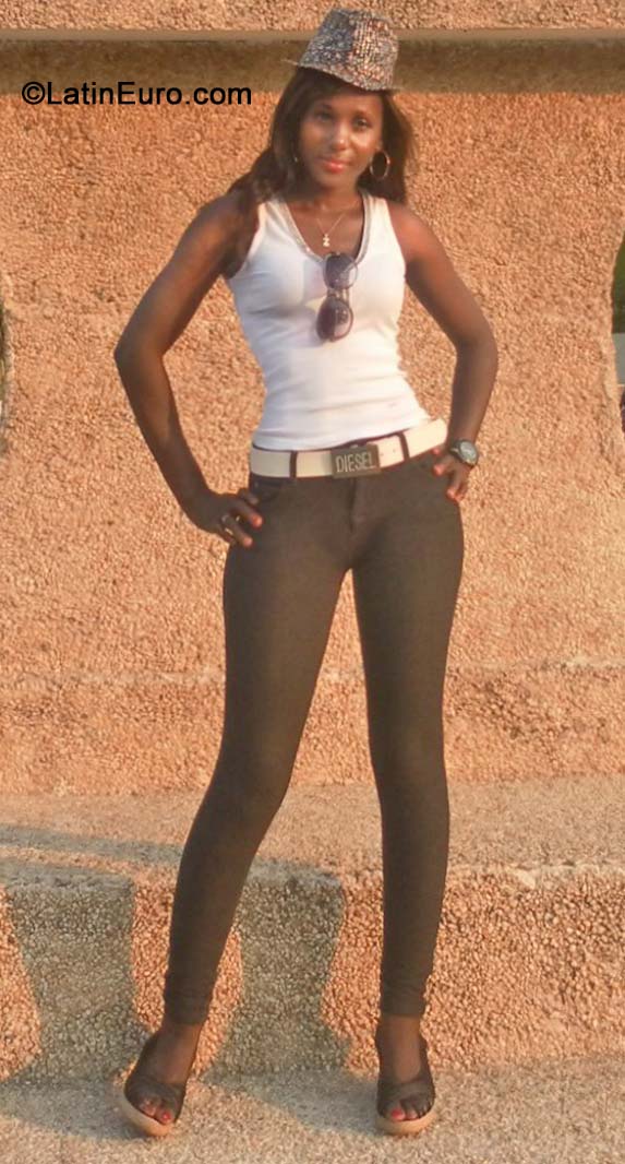 Date this athletic Gabon girl Zita from Libreville GA15