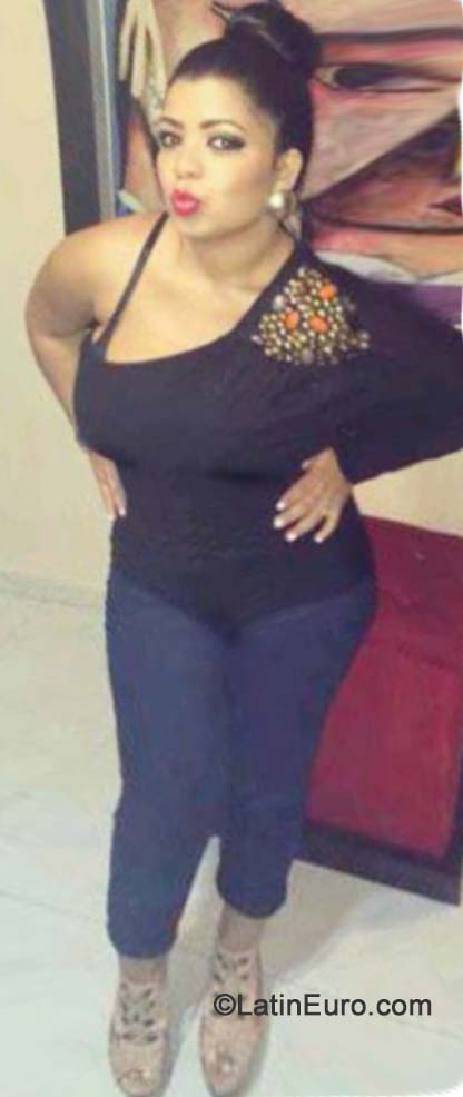 Date this nice looking Dominican Republic girl Franchescia from Santo Domingo DO19837