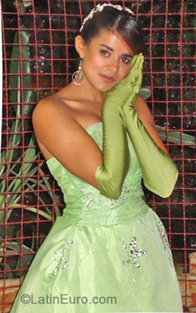 Date this lovely Brazil girl Michely from Goiania BR9010