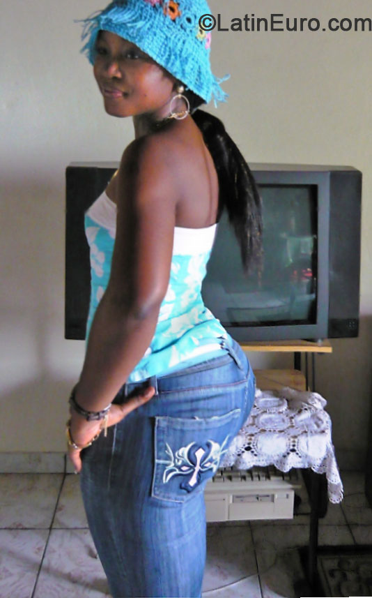 Date this foxy Cameroon girl Amour from Yaounde CM204