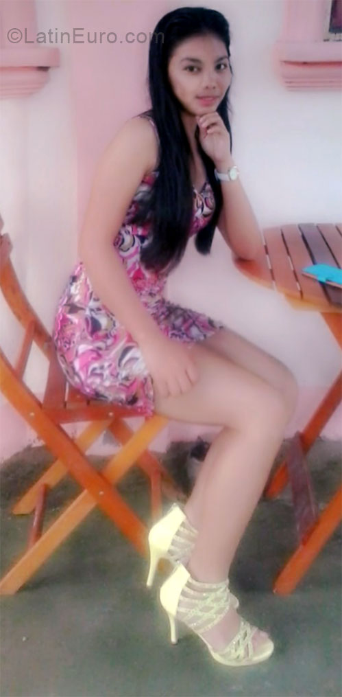 Date this foxy Philippines girl Adelin from Manila PH736