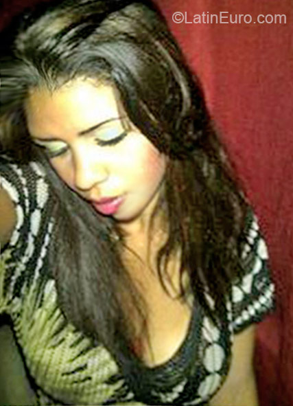 Date this nice looking Dominican Republic girl Amy from Santo Domingo DO20925