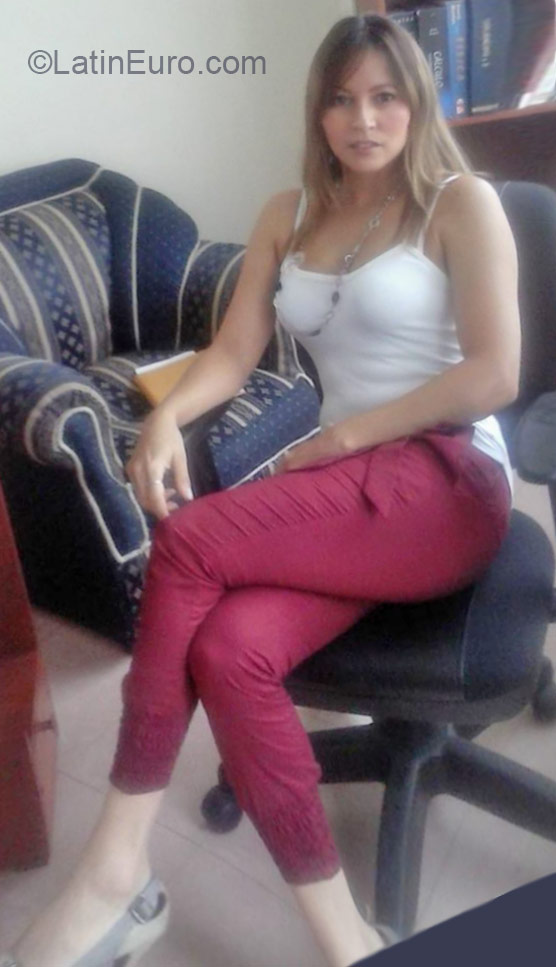 Date this nice looking Colombia girl Bibiana from Bogota CO16929