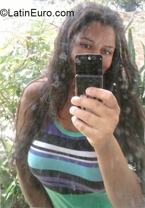 Date this attractive Brazil girl Erika from Brasilia BR9248