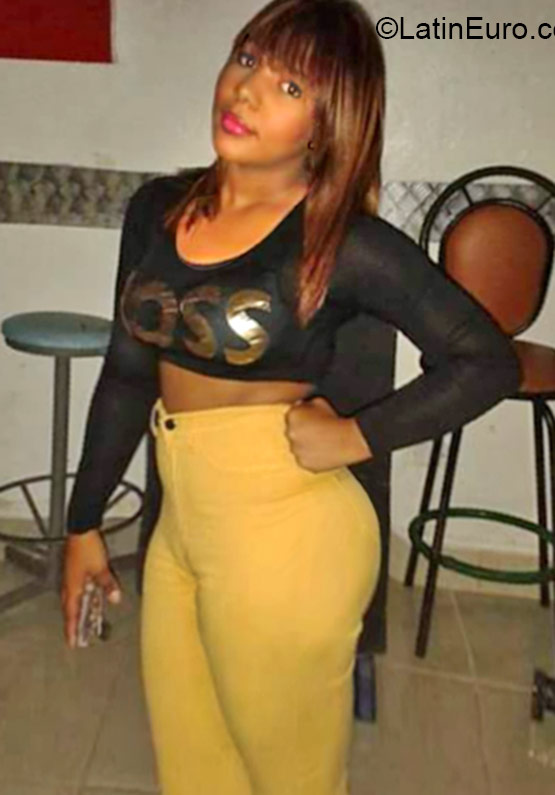 Date this beautiful Dominican Republic girl Tharia from Santo Domingo DO21537