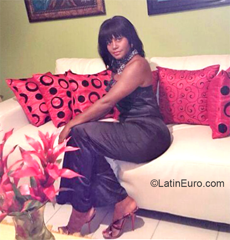Date this georgeous Dominican Republic girl Yolanda from Santo Domingo DO21539