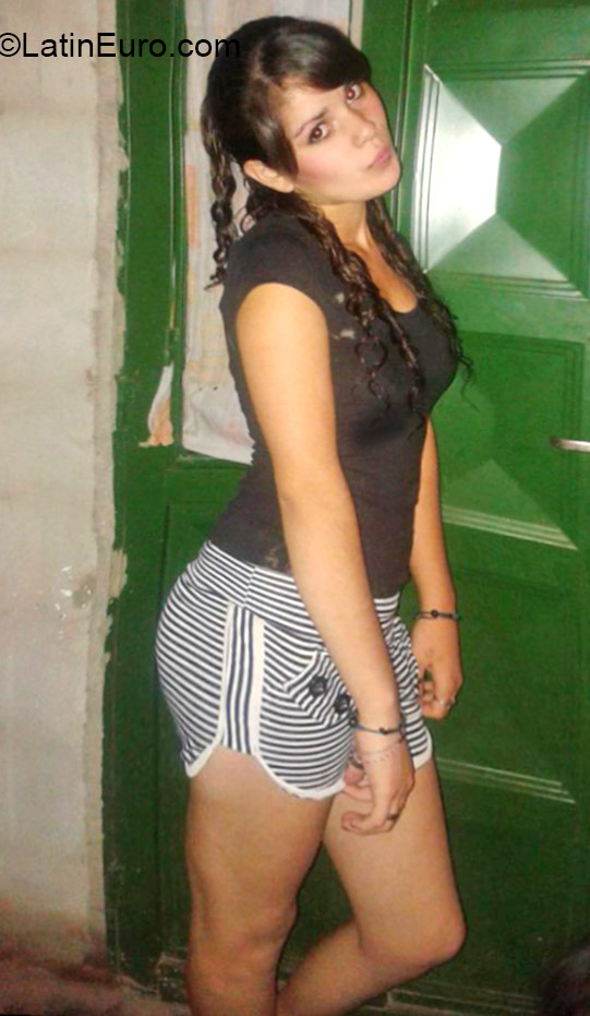Date this stunning Dominican Republic girl Carina from Santo Domingo DO21566