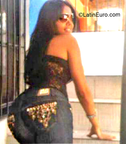 Date this nice looking Dominican Republic girl Yajairia from Santo Domingo DO21765
