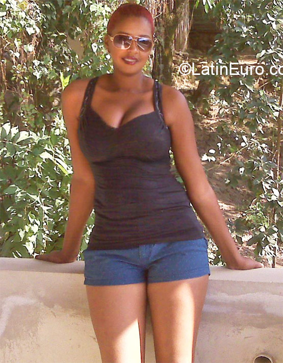 Date this hard body Dominican Republic girl Verenese from Puerto Plata DO21802