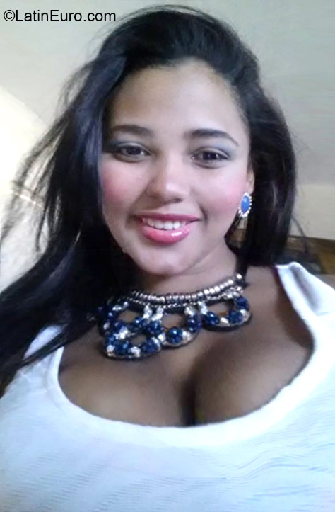 Date this happy Dominican Republic girl Madelin from Santo Domingo DO21820