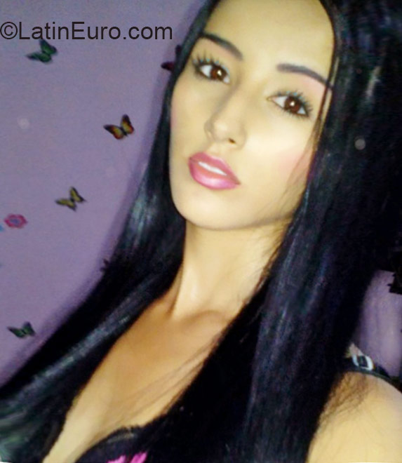 Date this nice looking Colombia girl Nathaly from Medellin CO17230